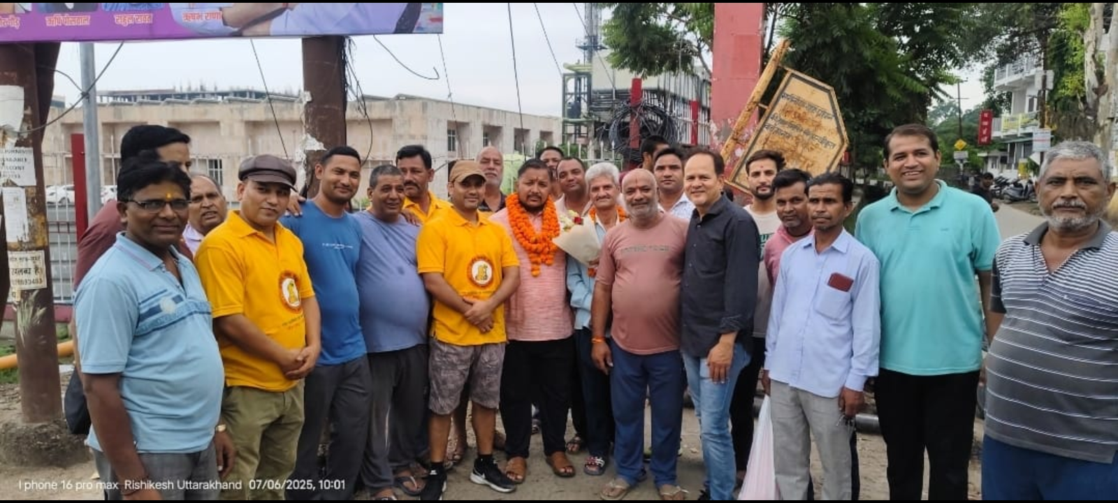 पार्षद सुरेंद्र सिंह नेगी का स्वागत करते क्षेत्रवासी